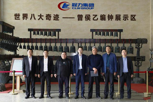 在程力汽車集團(tuán)總部迎賓大廳，雙方代表觀摩世界八大奇跡編鐘后合影紀(jì)念