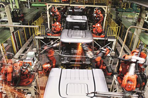 大型 abb 机器人焊接时酷似"变形金刚"现身,工厂场面非常壮观.