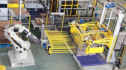 单臂机器人等自动化设备在"无人工厂"运行.