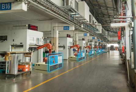 自动化工业机器人臂在工厂和机器人操作机区的工作显示数据 oee, 使用